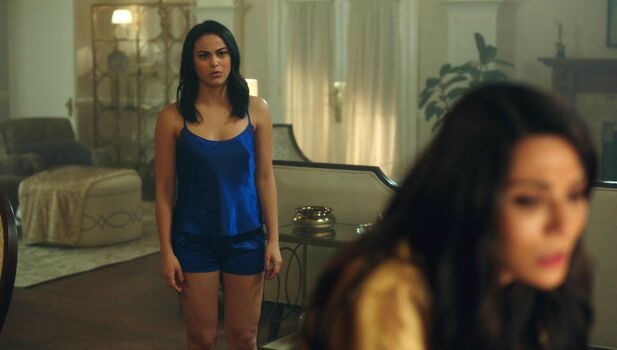 Camila Mendes
