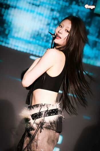 Huh Yunjin 허윤진